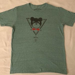 Bear graphic t-shirt. Great condition!